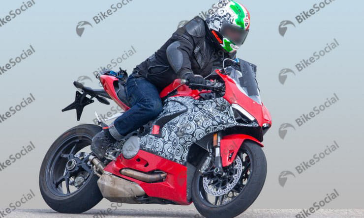 Ducati Panigale V2 – next year’s 959 replacement spied